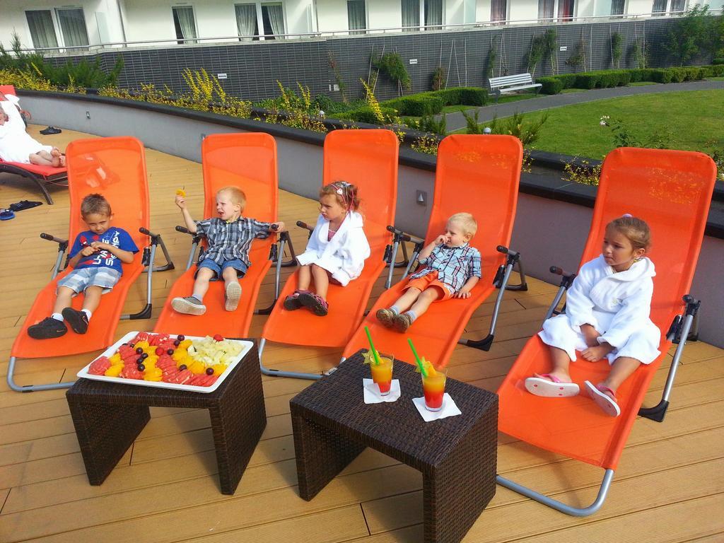 Hotel Aquarius Spa Kolobrzeg Exterior photo Children at the hotel
