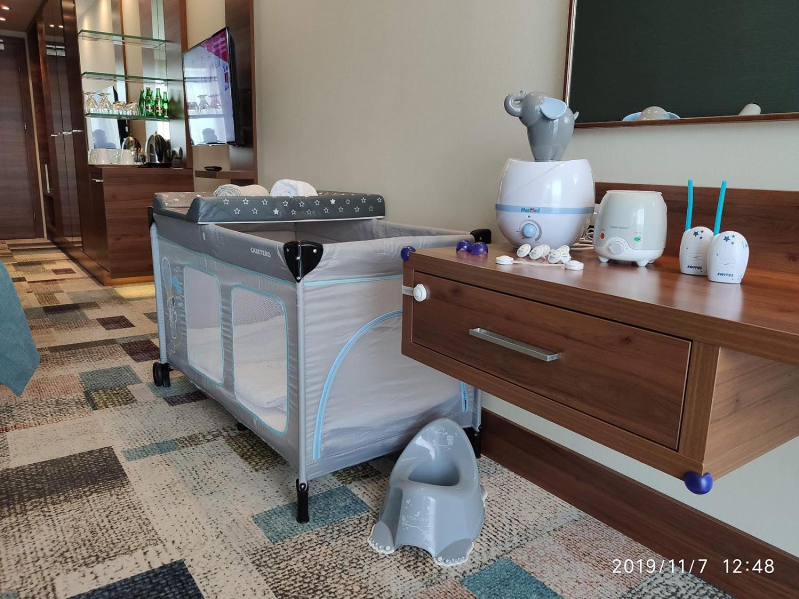 Hotel Aquarius Spa Kolobrzeg Exterior photo A portable cot