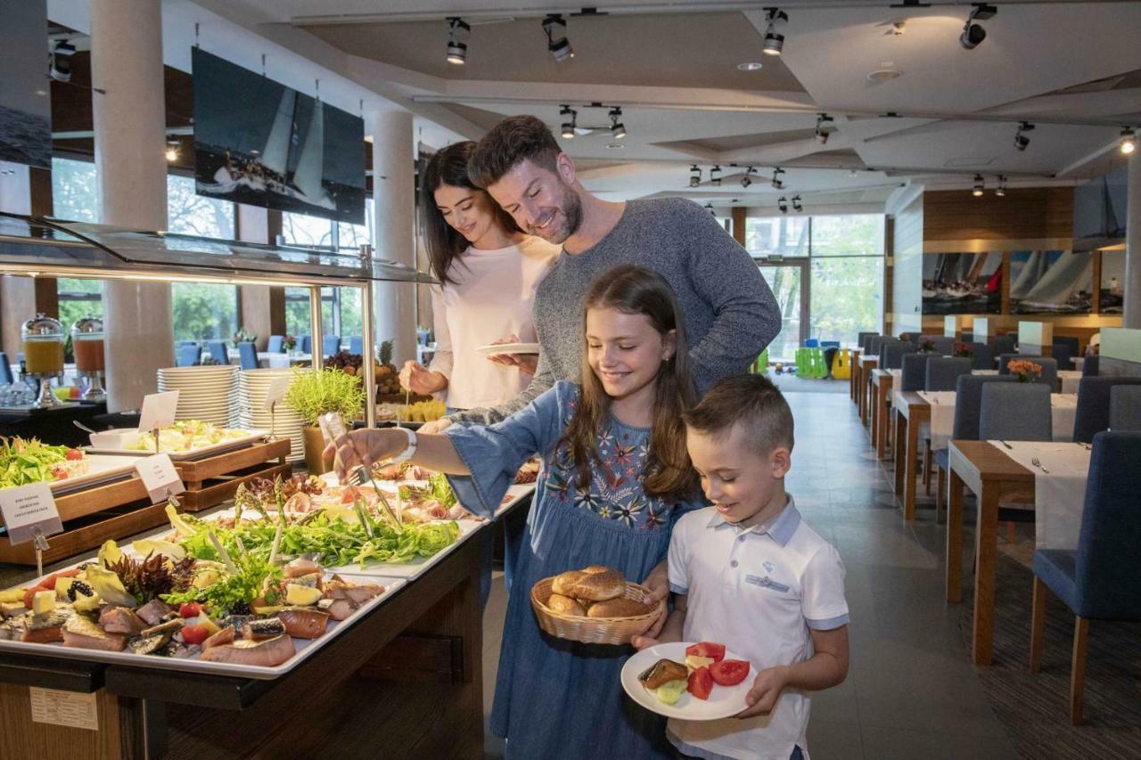 Hotel Aquarius Spa Kolobrzeg Exterior photo Family at the buffet