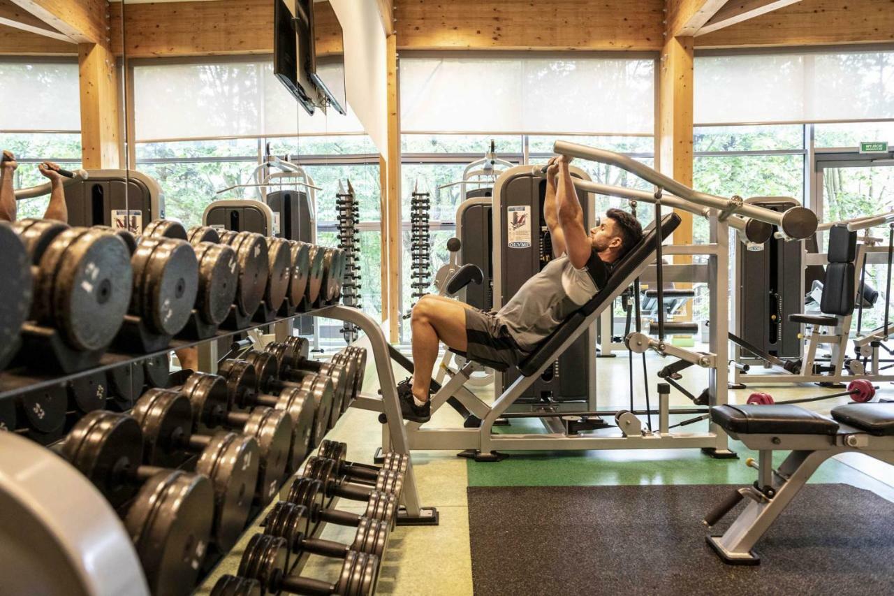 Hotel Aquarius Spa Kolobrzeg Exterior photo A man using a shoulder press machine