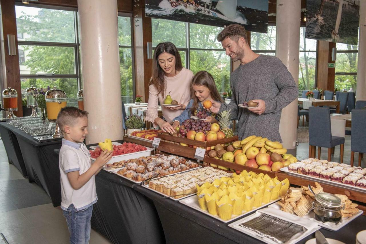 Hotel Aquarius Spa Kolobrzeg Exterior photo Family at a buffet