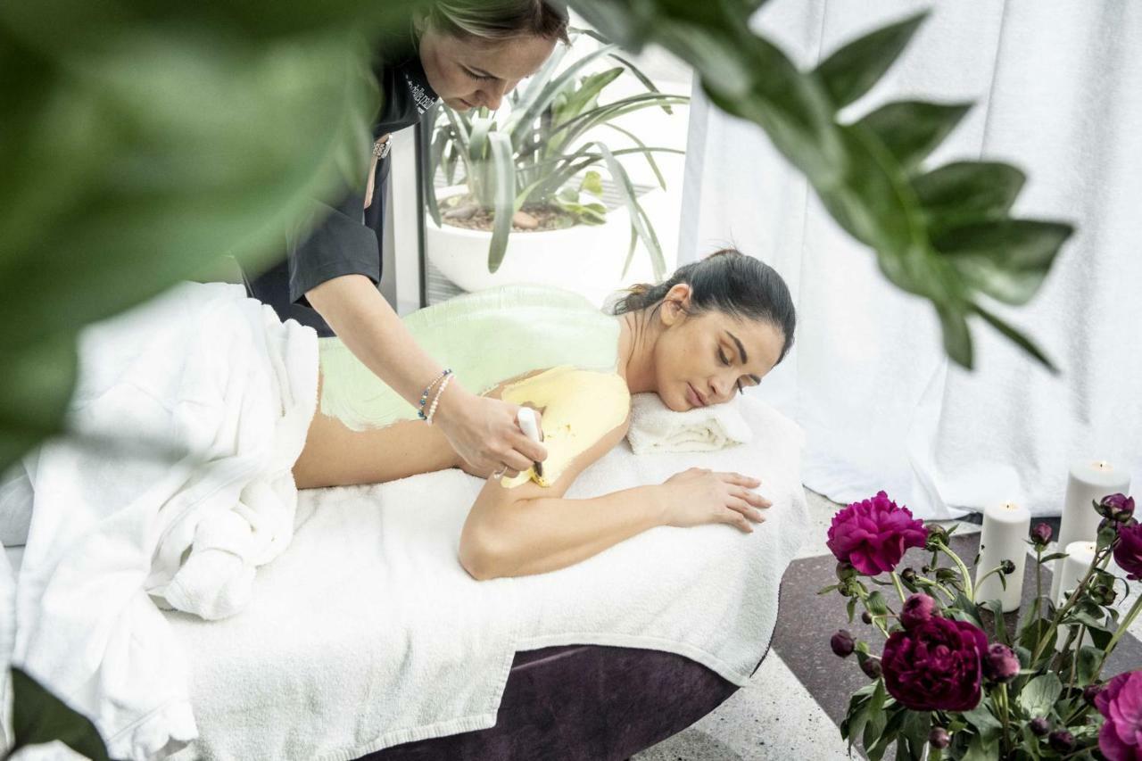 Hotel Aquarius Spa Kolobrzeg Exterior photo A woman receiving a massage